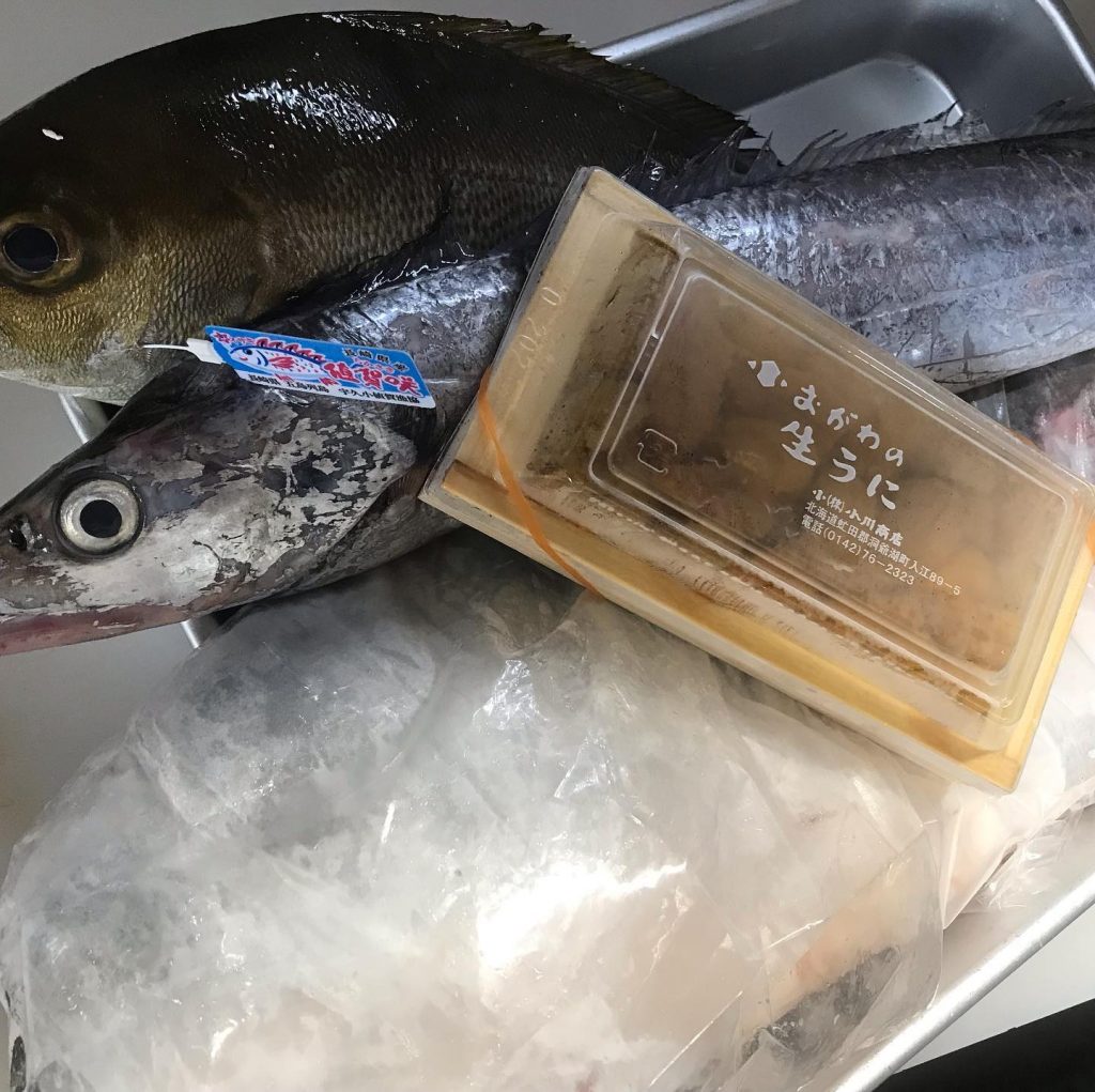 #おかず処ラクスル平野店 今日は、宮城から太刀魚、五島列島からイサギ、雲丹、ブリが入荷しています！お造り、塩焼きなど…..ご自宅で